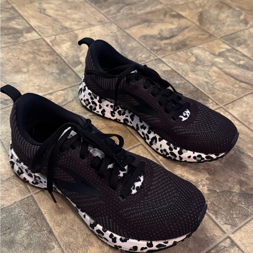 Brooks Revel 5 leopard size 6.5B